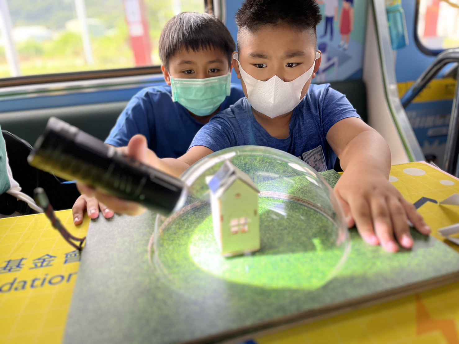 G22恒峰參與基礎科學主題車廂，以STEAM教學精神，設計「逐日科學家」、「太陽能工程師」以及「淨零建築師」三大能源科普課程和實驗